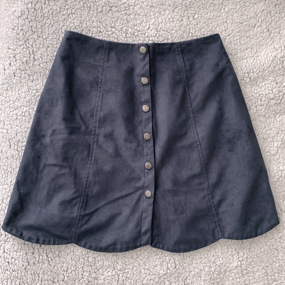 Navy button front scalloped hem skirt size small. Excellent condition.